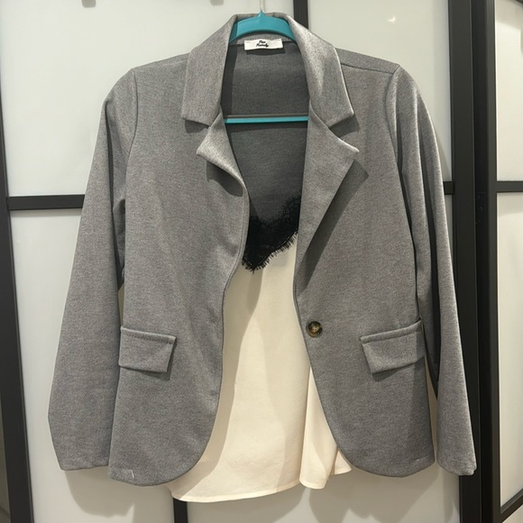 Stylish grey blazer, size 2, versatile & perfect for casual or formal occasions - Picture 1 of 3